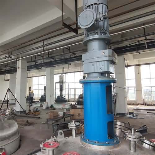 化工攪拌設備安裝現場